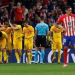 Un mal Atlético ayuda al Barcelona en su persecución al líder